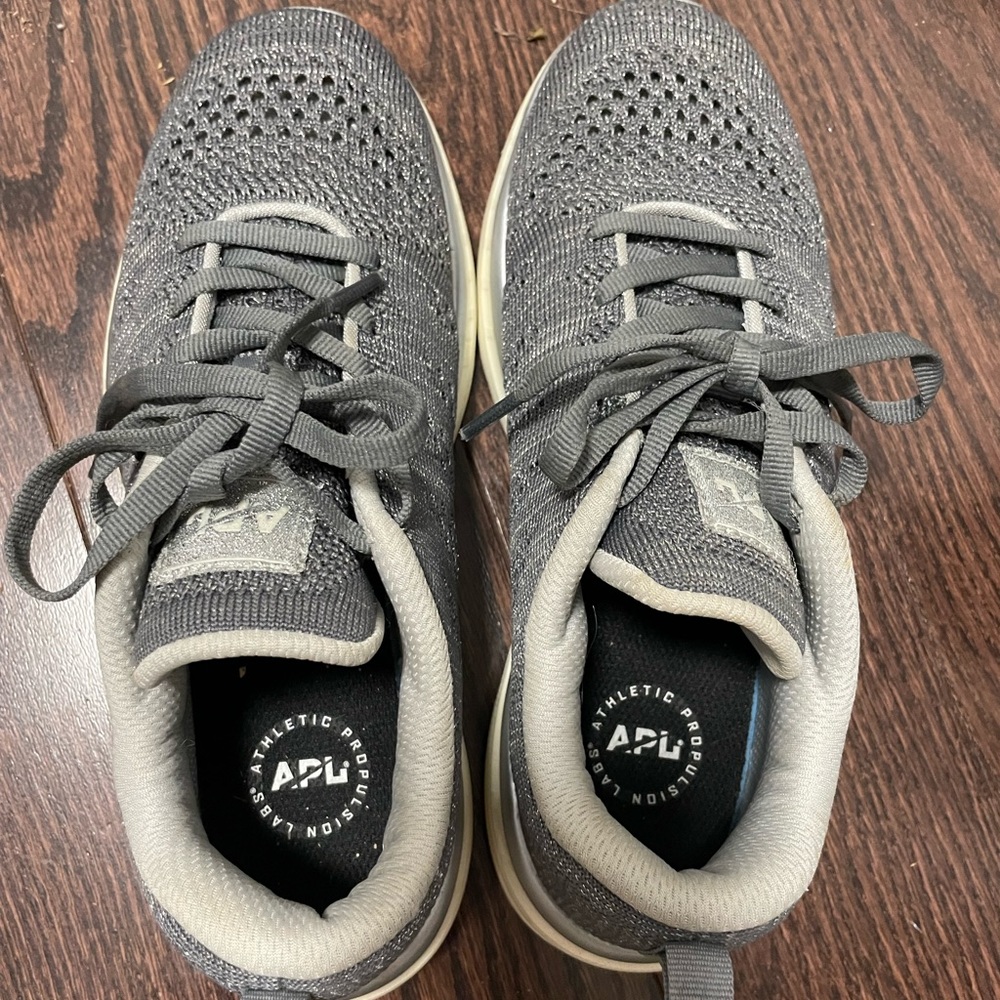 APL PRO TECHLOOM SNEAKERS. Size 6. Grey metallic.